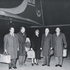 Departure of the Max-Planck-Delegation on 1.12.1959 in Zürich (f.l.t.r.: Feodor Lynen, Wolfgang Gentner, Alice Gentner, Otto Hahn, Josef Cohn)